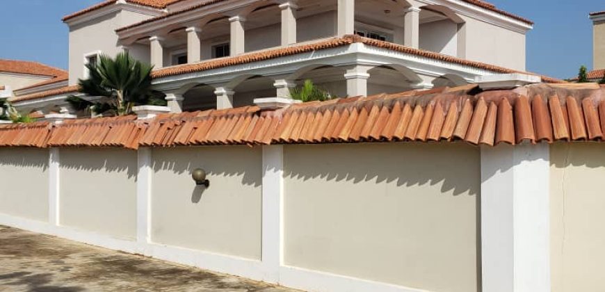 A LOUER-SUPERBE VILLA R+2 AVEC PISCINE EN BORD DE MER A AVEPOZO CITE LA BAIE DES ANGES