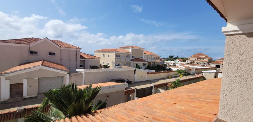 A LOUER-SUPERBE VILLA R+2 AVEC PISCINE EN BORD DE MER A AVEPOZO CITE LA BAIE DES ANGES