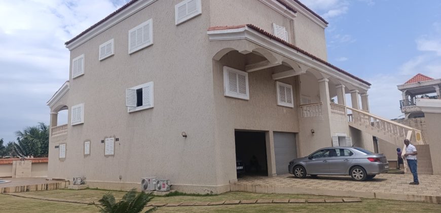 A LOUER-SUPERBE VILLA R+2 AVEC PISCINE EN BORD DE MER A AVEPOZO CITE LA BAIE DES ANGES